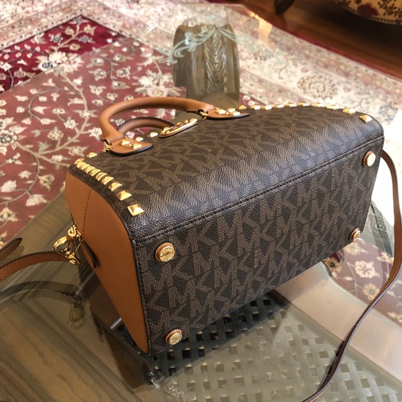 Authentic Michael Kors studded handbag&wallet set - Picture 8 of 8